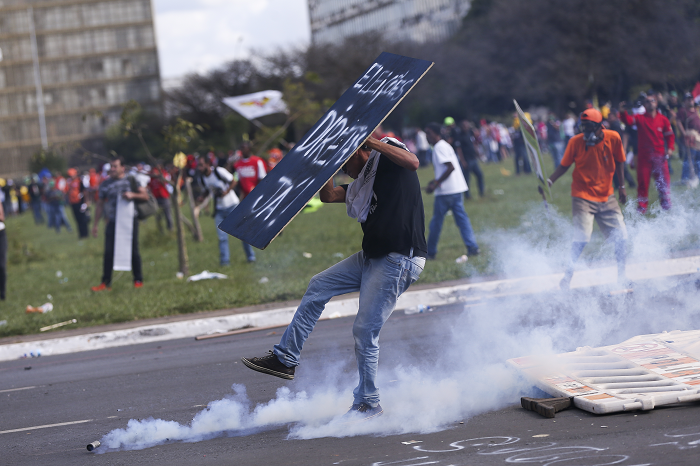 Grupo quebra vidraças, paradas de ônibus e orelhões em protesto em Brasília