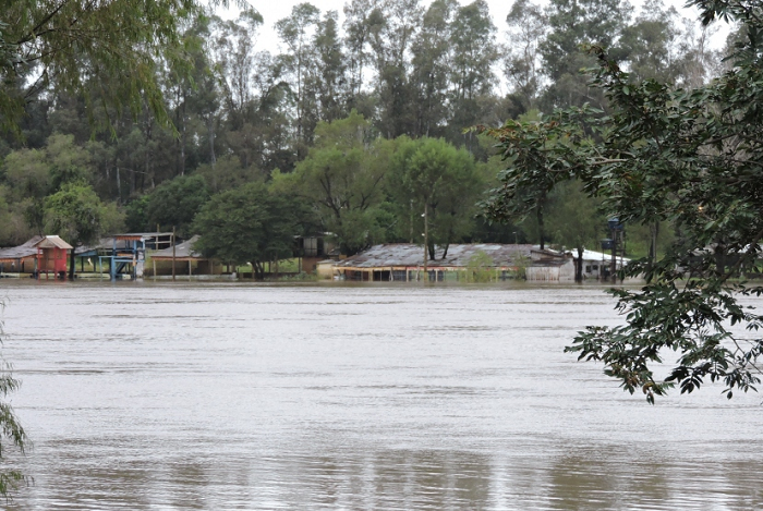 Rio Jacuí sobe e inundação invade regiões ribeirinhas de Cachoeira do Sul