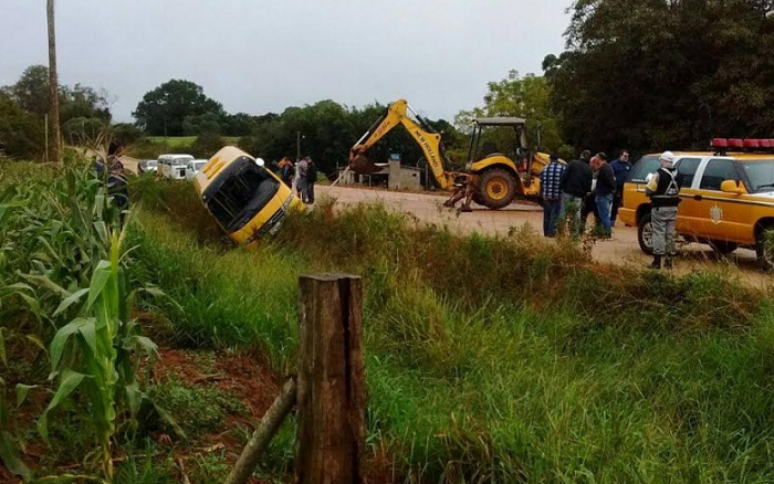 Tombamento de ônibus escolar foi causado por erosão na estrada