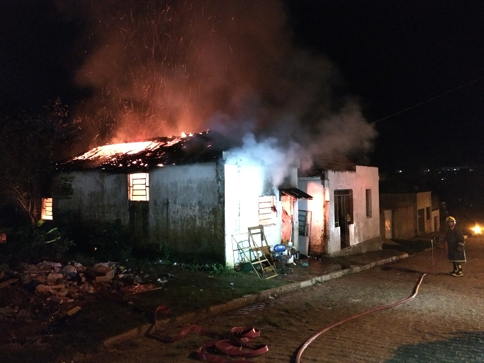 Corpo carbonizado é encontrado dentro de casa destruída por incêndio