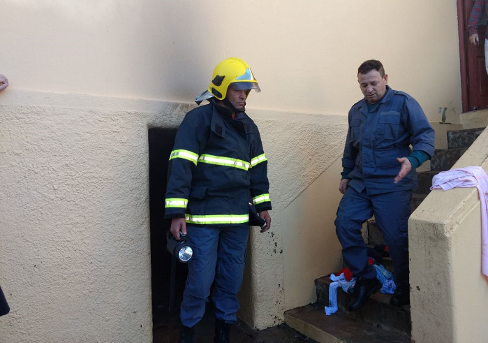 Máquina de lavar roupa pega fogo e bombeiros controlam princípio de incêndio