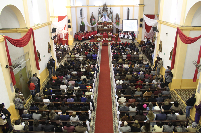 Novena do Divino Espírito Santo reúne grande público na Igreja das Mercês