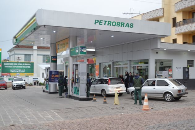Motoristas fizeram fila para abastecer gasolina mais barata em Caçapava do Sul