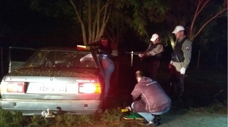 Duas pessoas ficam feridas após carro bater em árvore, em Formigueiro