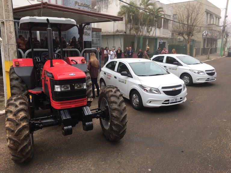 Prefeitura de São Sepé faz entrega de veículos e equipamentos