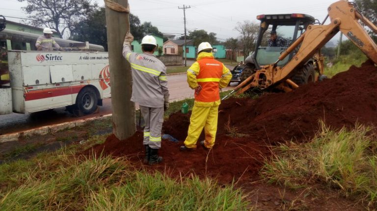 Rede de água tem rompimento durante instalação de novos postes na Av. Marechal Idelfonso