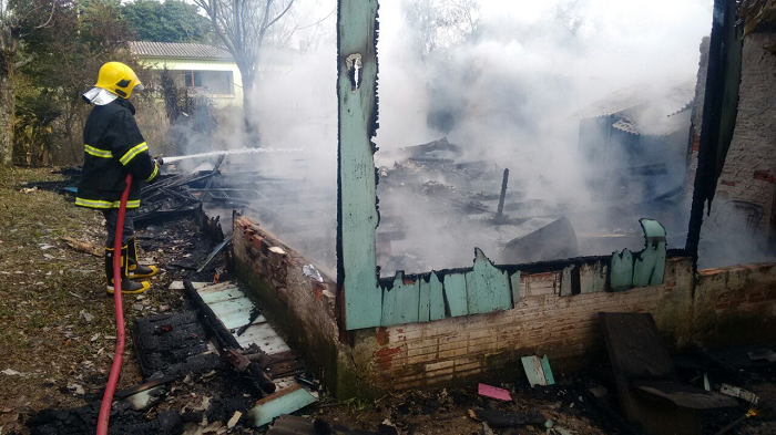 Incêndio destrói residência em Formigueiro