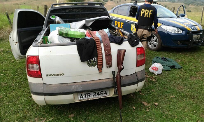 PRF recupera veículo roubado e apreende armas e munições em Caçapava do Sul