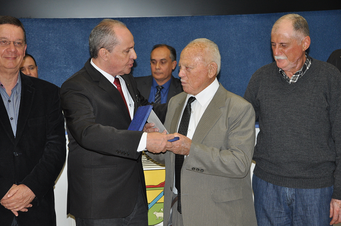 Agropecuarista Vitélio Zago recebe homenagem na Câmara de São Sepé