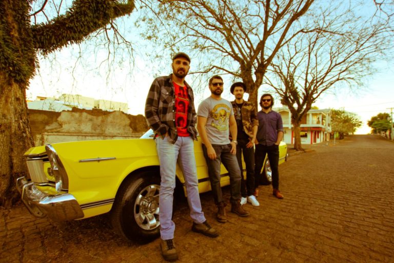 Banda Dois Decks retorna ao palco do Bistrô do Trevo neste sábado