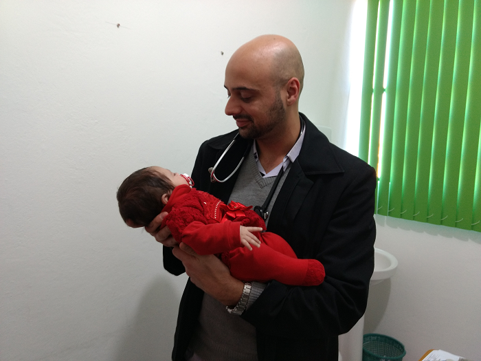 Médico se emociona ao ter gesto reconhecido por família de bebê