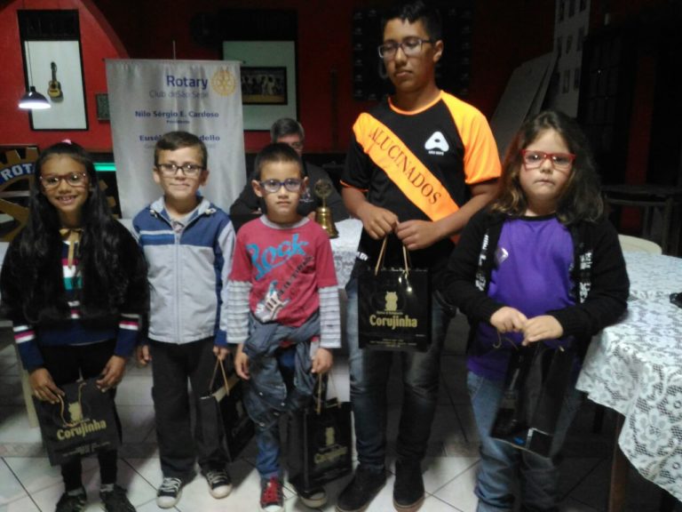 Rotary doa óculos para crianças de São Sepé