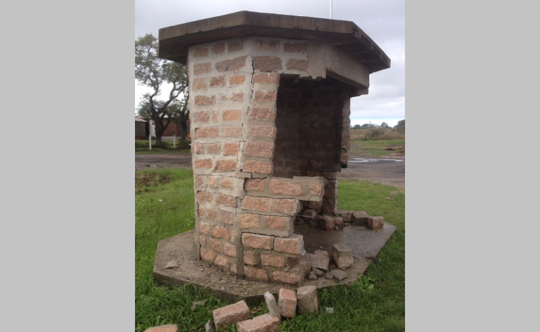 Veículo colide em parada de ônibus na Vila Block