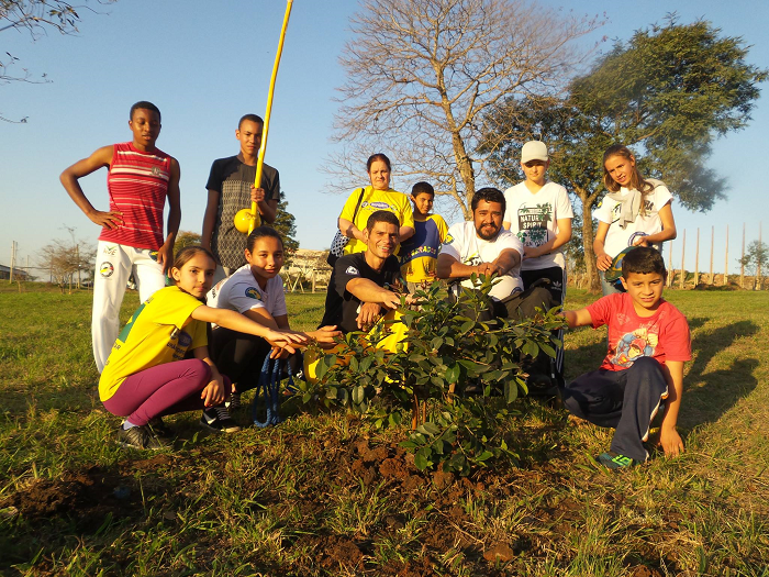 Alunos de Capoeira plantam mudas no Parque Ambiental de São Sepé