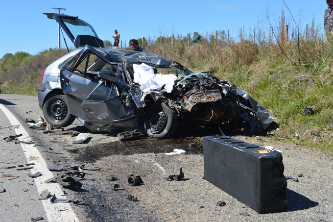 Colisão entre carro e caminhão deixa vítima fatal na BR-290