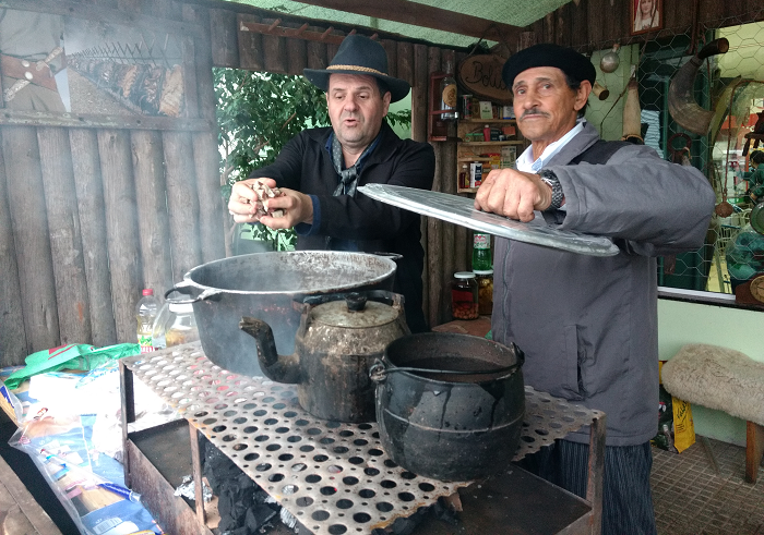 Galpão do “Tio Télo” reúne tradicionalistas no Supermercado Cotrisel