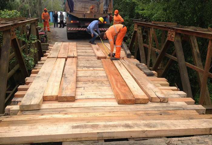 Funcionários realizam reparos na Ponte das Tunas