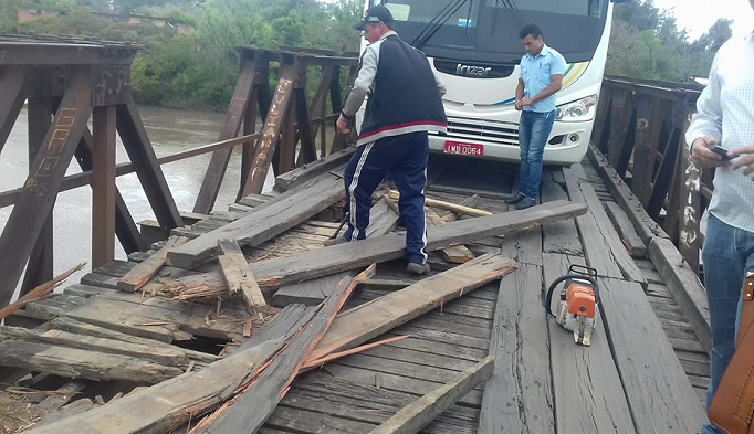Buracos na Ponte das Tunas colocam em risco passageiros e motoristas