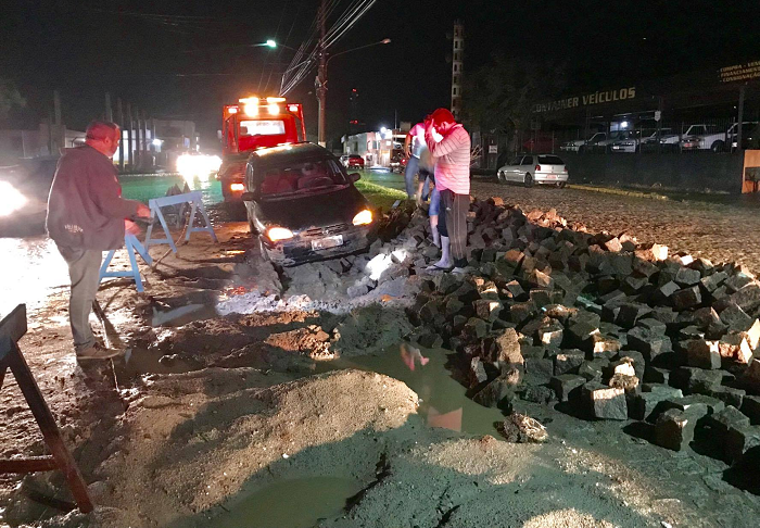 Motorista se descuida e cai em buraco de obra na Av. Getúlio Vargas