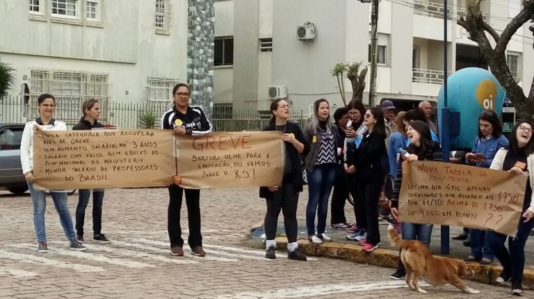 Com gritos de “fora Sartori” professores fazem protesto no Centro de São Sepé