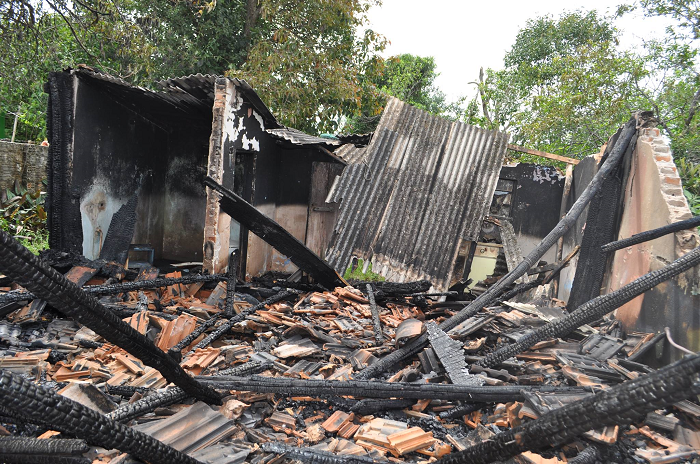 Residência é consumida pelo fogo em São Sepé