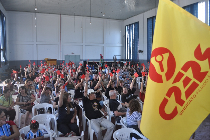 Educadores estaduais de Santa Maria e região aprovam continuidade da greve