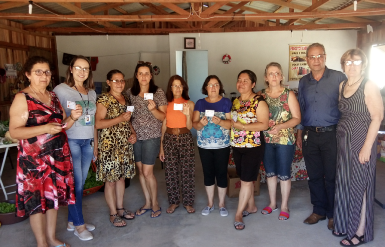 Artesãs de Vila Nova do Sul realizam cadastro no Programa Gaúcho do Artesanato