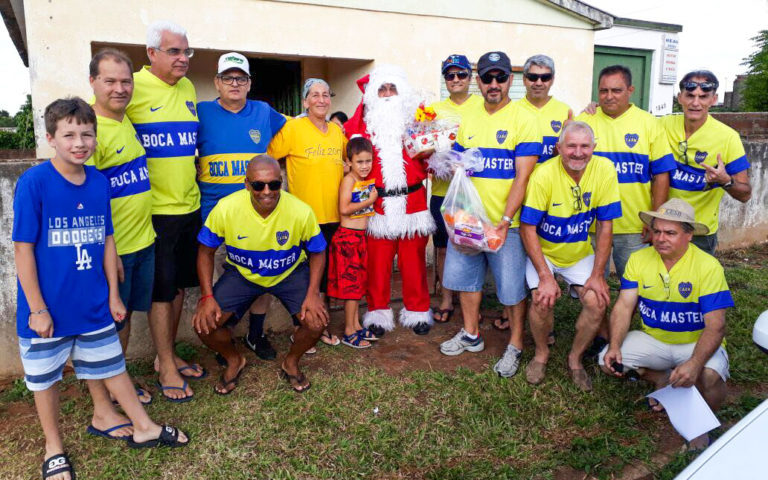 Famílias carentes recebem Natal solidário de grupo de futebol amador