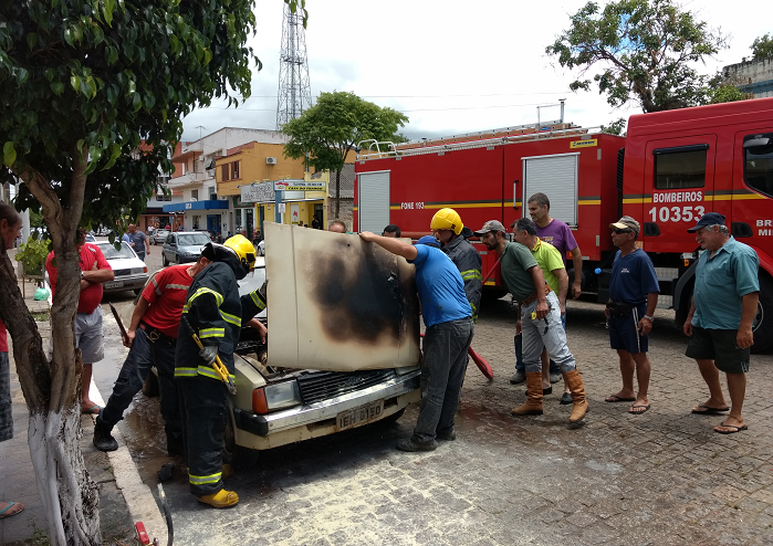 Carro pega fogo no Centro de São Sepé