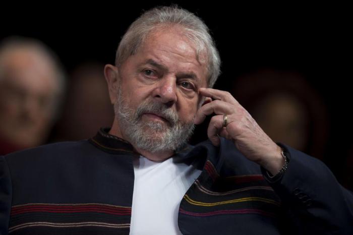 Juiz federal ordena apreensão de passaporte de Lula