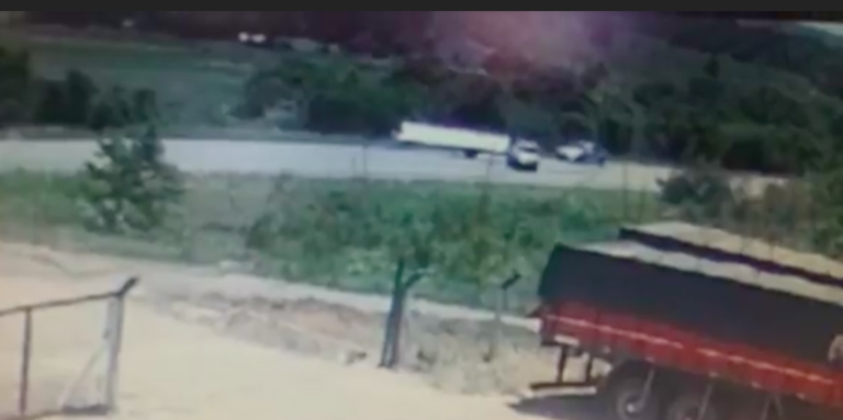 Vídeo mostra choque entre veículos na BR-392, em São Sepé