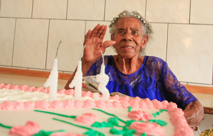 Família e amigos fazem festa de 113 anos para idosa em São Sepé