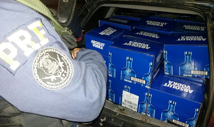 PRF apreende carga ilegal de bebidas importadas do Uruguai