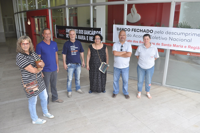 Bancários paralisam a agência do Santander em Santa Maria