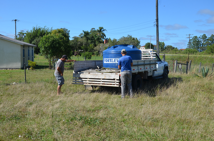 Caminhão adaptado leva água ao interior de Caçapava do Sul