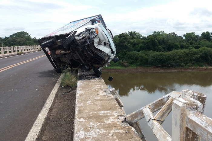 Caminhão quase cai de ponte na BR-287