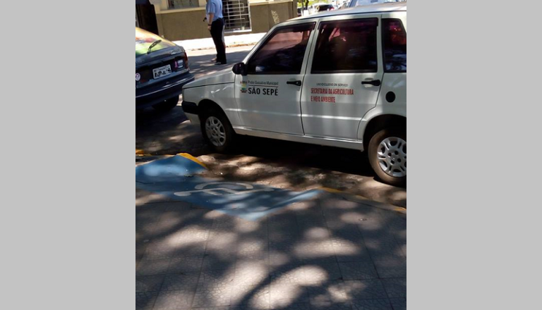 Carro estacionado em frente à rampa para cadeirantes gera debate em São Sepé