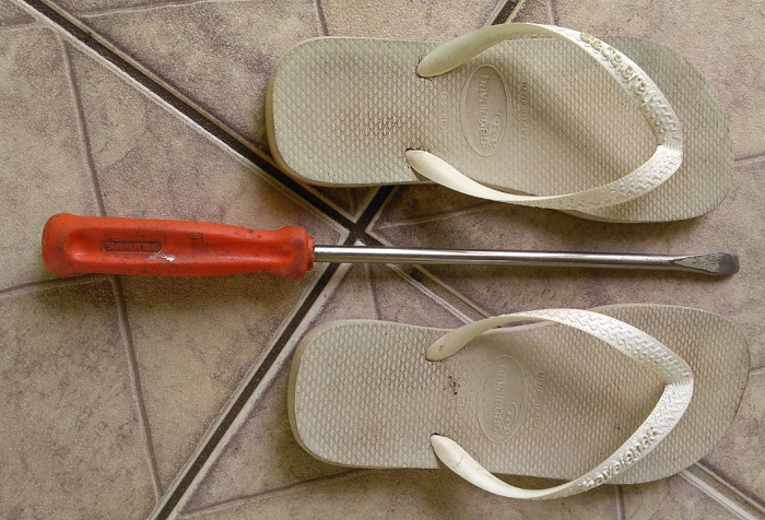Ladrão “esquece” chinelos e chave de fenda após invadir casa em São Sepé