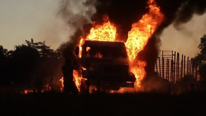 Motorista ateia fogo no próprio caminhão em Santa Maria