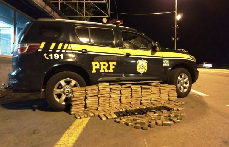 PRF flagra veículo com 125kg de maconha em Santa Maria