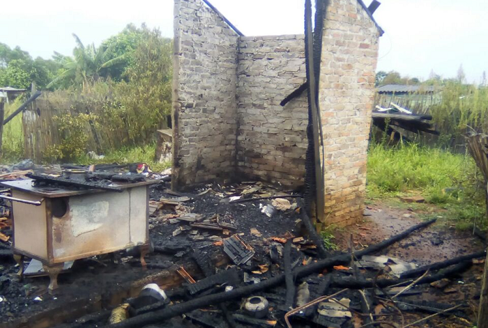 Filho de morador que teve casa incendiada esclarece sobre doações