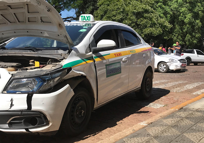 Colisão envolve dois táxis no Centro de São Sepé