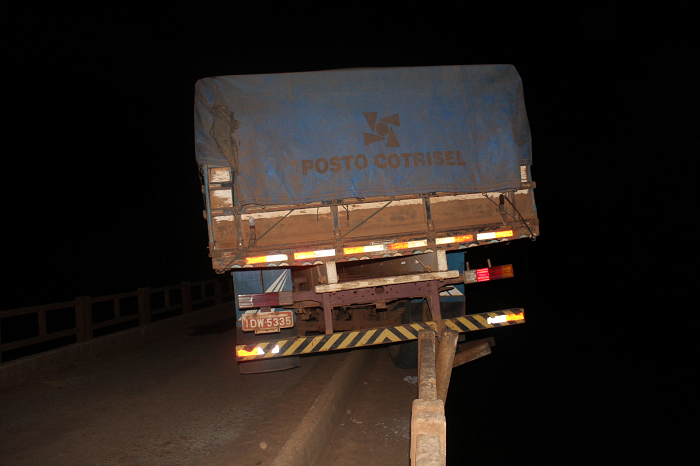 Acidente envolve dois caminhões na ponte sobre o Rio São Sepé