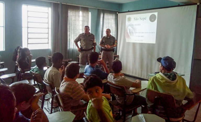 Ação da Brigada Militar debate educação no trânsito com alunos do CIEP