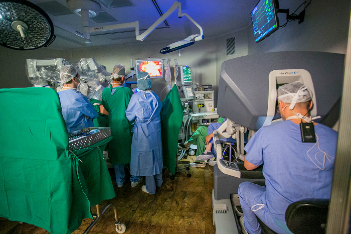Moinhos de Vento realiza cirurgia robótica com transmissão ao vivo para plateia de médicos
