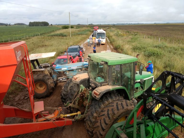 Sem solução nas estradas, produtores rurais bloqueiam trecho e pedem providências em São Sepé