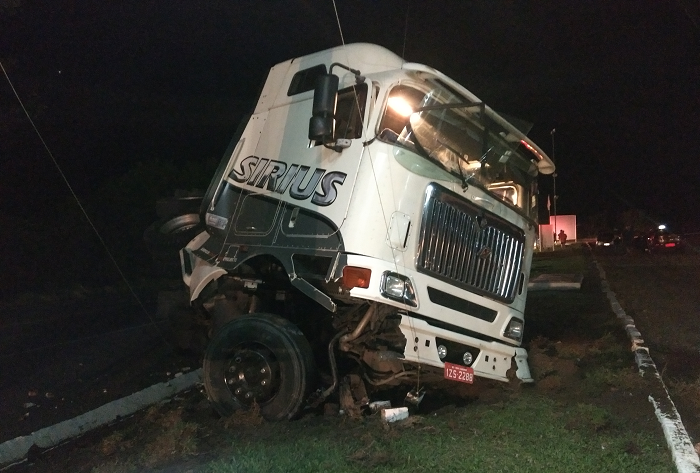 Carreta tomba após atingir veículo na BR-392 em São Sepé