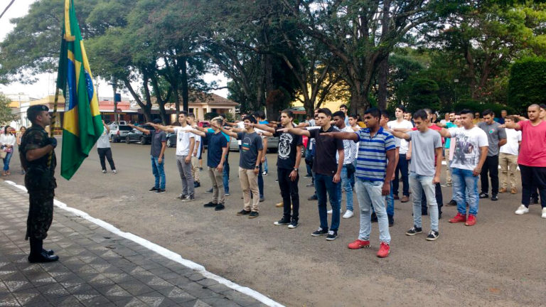 Cerimônia de juramento à bandeira reuniu mais de 40 jovens em São Sepé