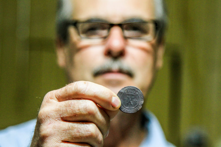 Produtor Rural de São Sepé encontra moeda de quase 250 anos