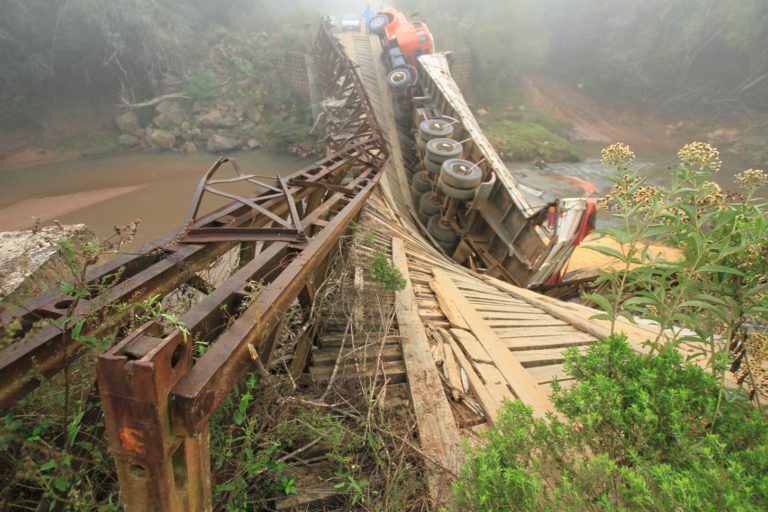 Capacidade de caminhão que caiu durante travessia de ponte era maior do que a permitida pela estrutura